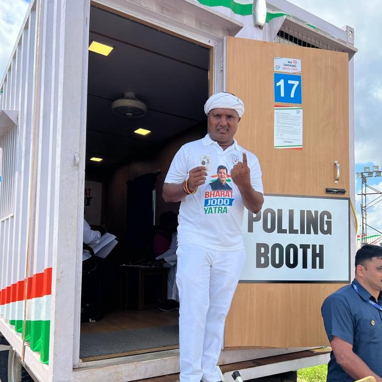 कर्नाटक में राहुल गांधी की भारत जोड़ो यात्रा में शामिल डेलिगेट्स के लिए कंटेनर में पोलिंग बूथ बनाया गया है। युवा कांग्रेस के अध्यक्ष श्रीनिवास बीवी ने यहीं पर वोट डाला।