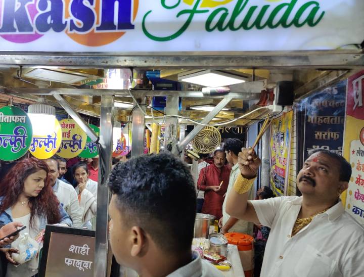 इंदौर की रात्रिकालीन सराफा चौपाटी वर्ल्ड फेमस जगह है। यहां लोग रात में ही खाने का लुत्फ उठाने आते हैं। बंटी यादव भी अपनी कुल्फी की शॉप 9 बजे के बाद खोलते हैं।