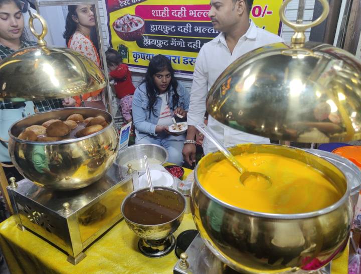 बंटी यादव ने मैंगो भल्ला नाम की नई डिश बनाई है। इसका टेस्ट लोगों के लिए नया जो काफी पसंद किया जा रहा है। इस डिश को आम से बनाया जाता है।