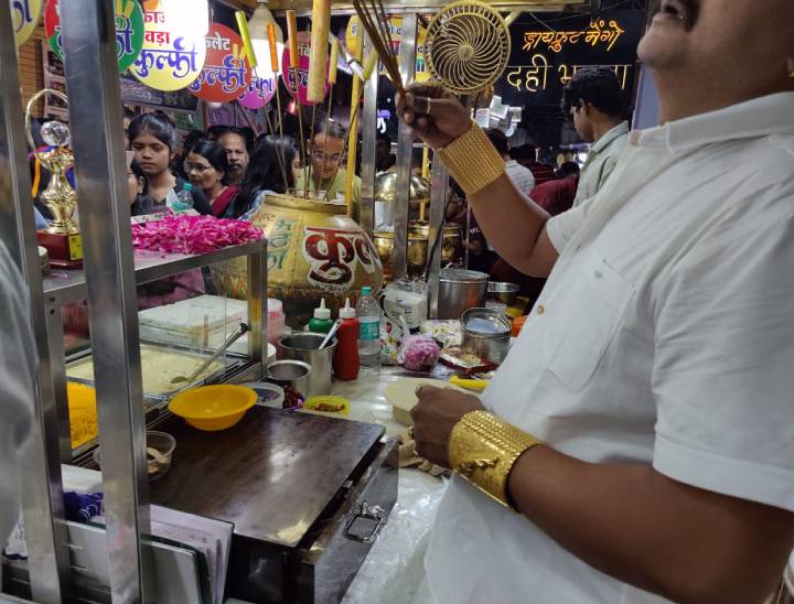 अब बंटी यादव नई तरह की कुल्फी बनाने में लगे हैं। इस नई कुल्फी पर सोने का वर्क होगा। फिलहाल इसका ट्रायल चल रहा है। सब कुछ ठीक रहा तो दिवाली के बाद इसे ग्राहकों के लिए दुकान पर रखा जाएगा।