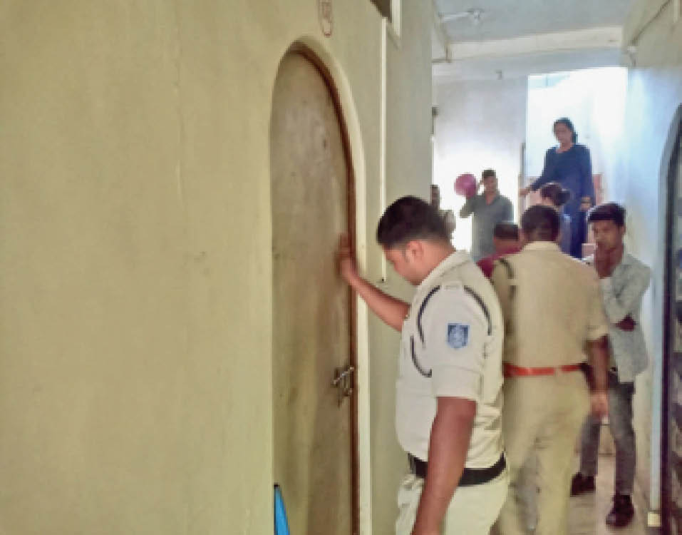 सागर| प्रिंस होटल में कमरे का दरवाजा खुलवाने का प्रयास करती पुलिस। - Dainik Bhaskar