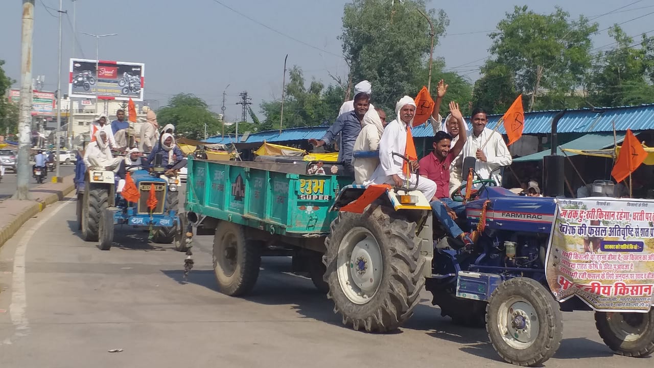 सड़कों पर ट्रैक्टर लेकर उतरे किया, पुलिस ने कलेक्ट्रेट के गेट पर रोका