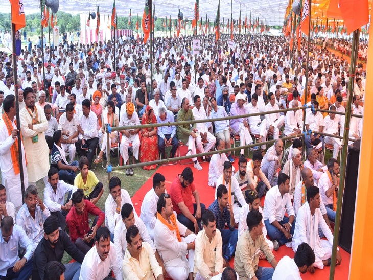 सम्मलेन में मौजूद लोग। सभा में सबसे ज्यादा लोग चूरू से आए।
