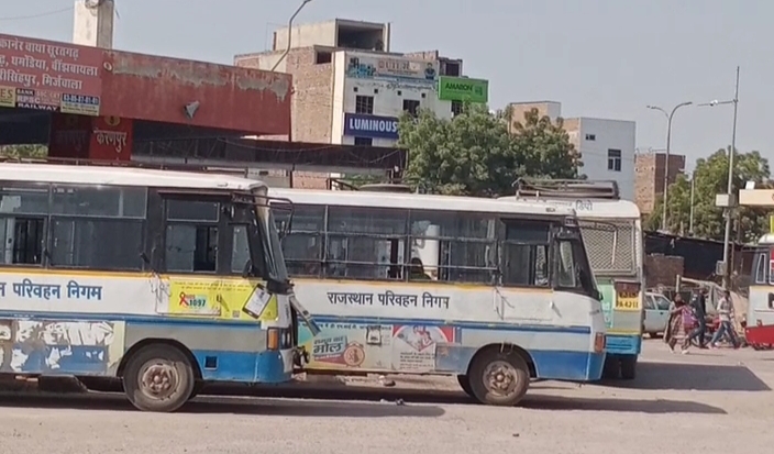 श्रीगंगानगर के रोडवेज बस स्टैंड पर बसें।