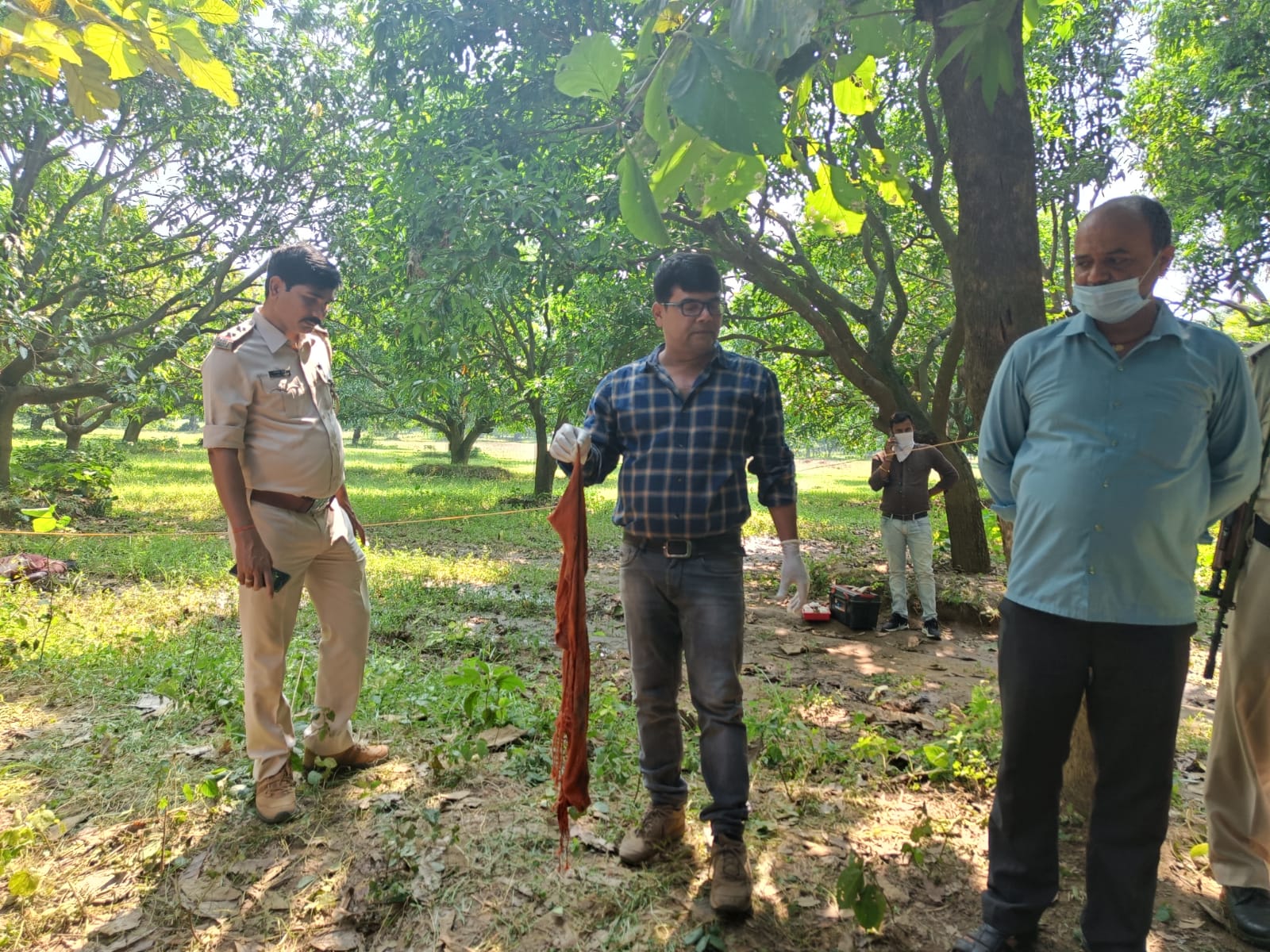 फोरेंसिक टीम को बगीचे से कई अहम सबूत मिले।