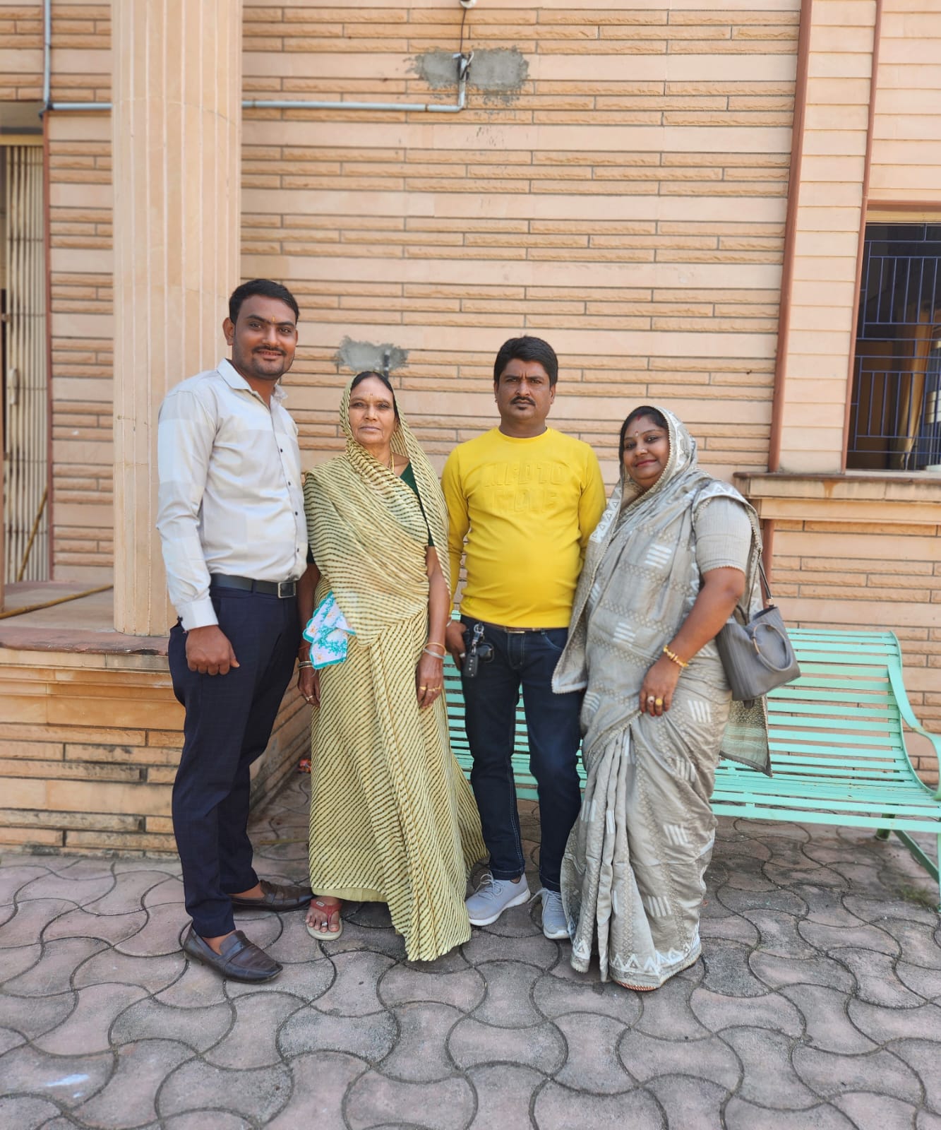मृतक महावीर जैन पीला शर्ट में, उसकी पत्नी बैग पहने हुए व उसका साला सफेद शर्ट में, उसकी सास पीली साड़ी में।