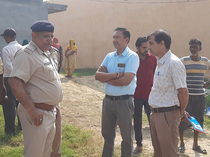 बाल छप्पर गांव में प्रत्याशी अनुराधा के घर पर छानबीन करती पुलिस टीम।