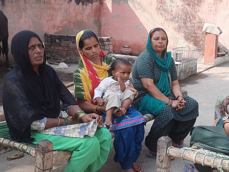 गोलीबारी की घटना के बाद दहशत में अनुराधा (बीच में) और उसका परिवार।