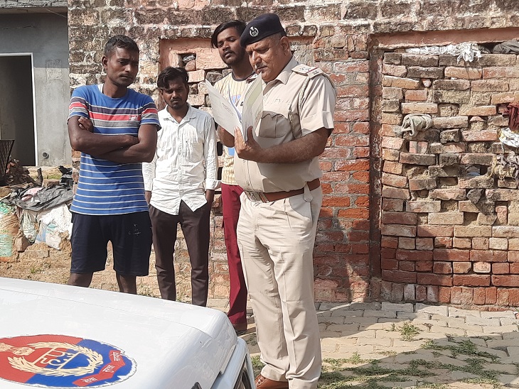 पुलिस कर्मी अनुराधा के पति लाल सिंह से घटना की जानकारी लेते हुए।