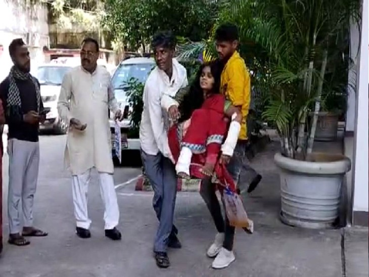 जनसुनवाई में परिजन महिला को इस तरह लेकर पहुंचे। इसके बाद घायल पीड़िता एसएसपी ऑफिस में बैठी रही। पति ने उसे इतनी बेरहमी से पीटा कि उसके हाथ-पैर टूट गए।