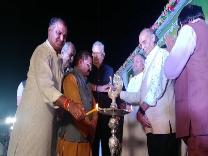कवि सम्मेलन से पहले दीप प्रज्वलन।