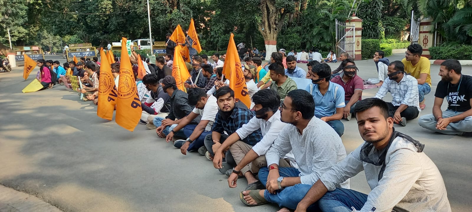 BHU में फीस वृद्धि के खिलाफ मौन व्रत करते छात्र।