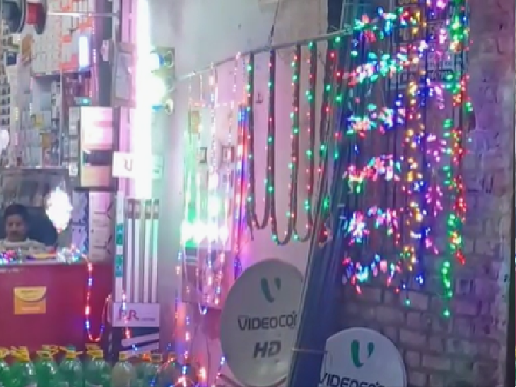 बाजार में ग्राहकों का इंतजार करते व्यापारी।