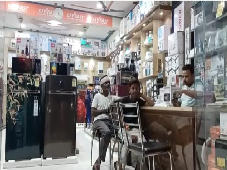 बाजार में कम दिख रहे ग्राहक। इलैक्ट्रॉनिक बाजार मंदा।