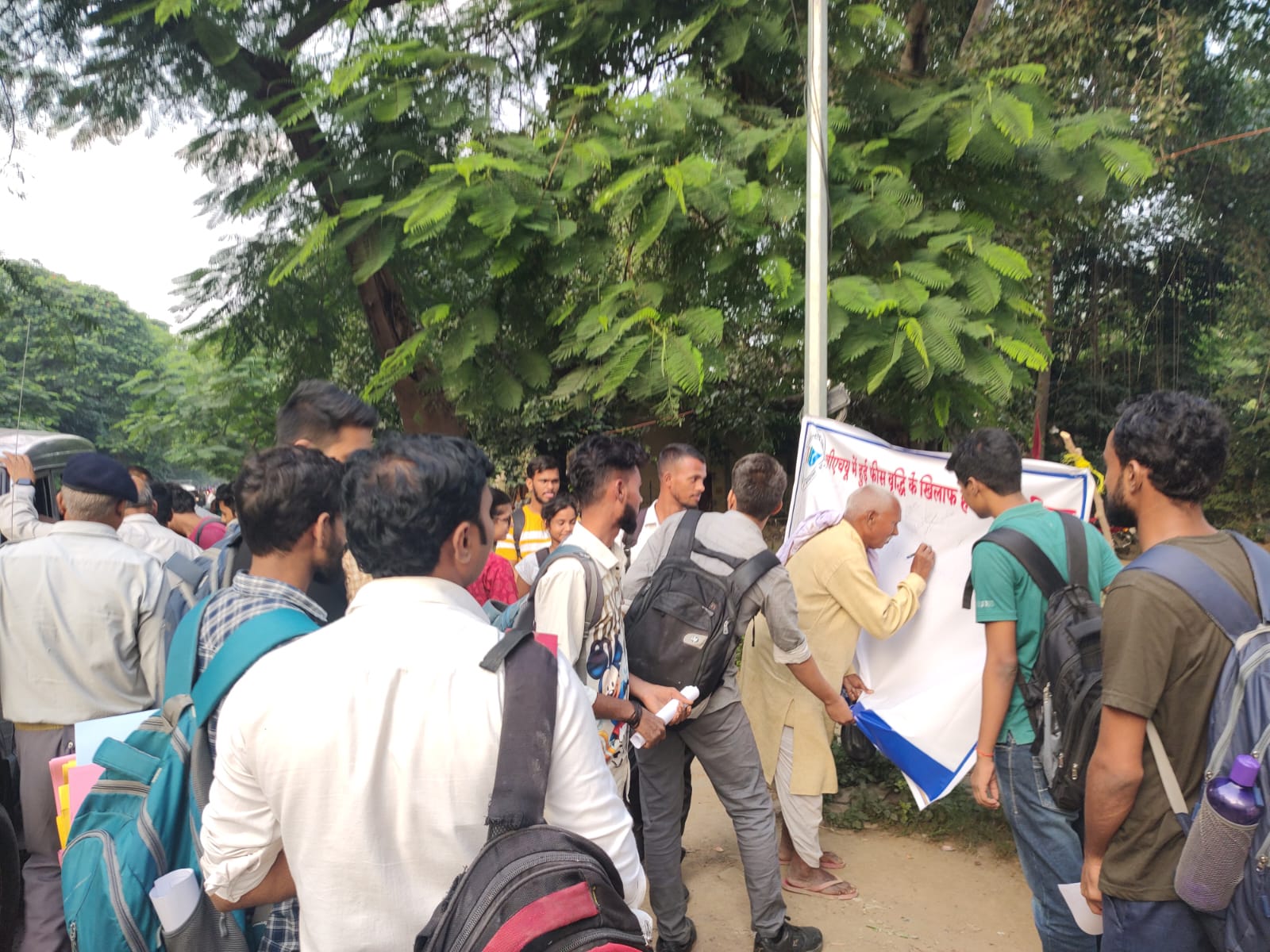 BHU में फीस वृद्धि के खिलाफ अपना समर्थन देते हुए बुजुर्ग।