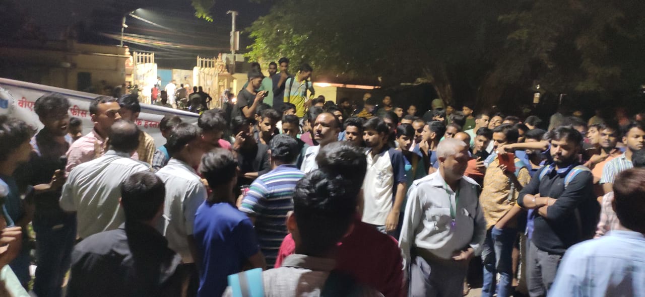 BHU में हस्ताक्षर अभियान के दौरान धक्कामुक्की हुई।