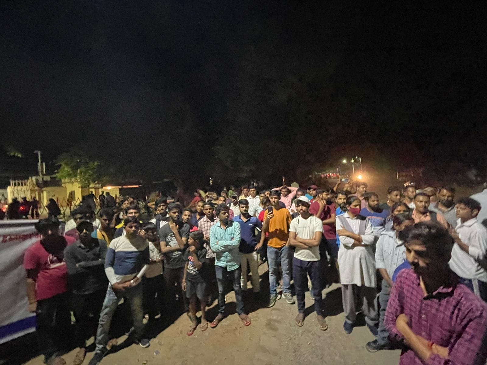 सोमवार की रात NSUI के सदस्यों ने फीस वृद्धि के खिलाफ हस्ताक्षर अभियान चलाया। इस दौरान सुरक्षाकर्मी और छात्र आपस में भिड़ गए।