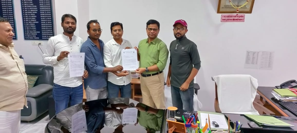 BHU बहुजन इकाई के सदस्यों ने सोमवार को रजिस्ट्रार को फीस वृद्धि के खिलाफ ज्ञापन सौंपा।