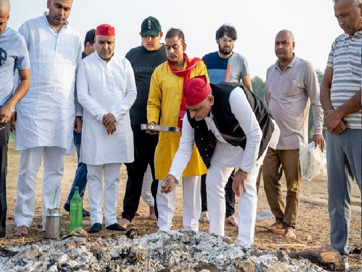 अखिलेश यादव ने अपने पिता मुलायम सिंह यादव की अस्थियां चुनकर सोमवार को हरिद्वार में विसर्जित की थीं। (फाइल)
