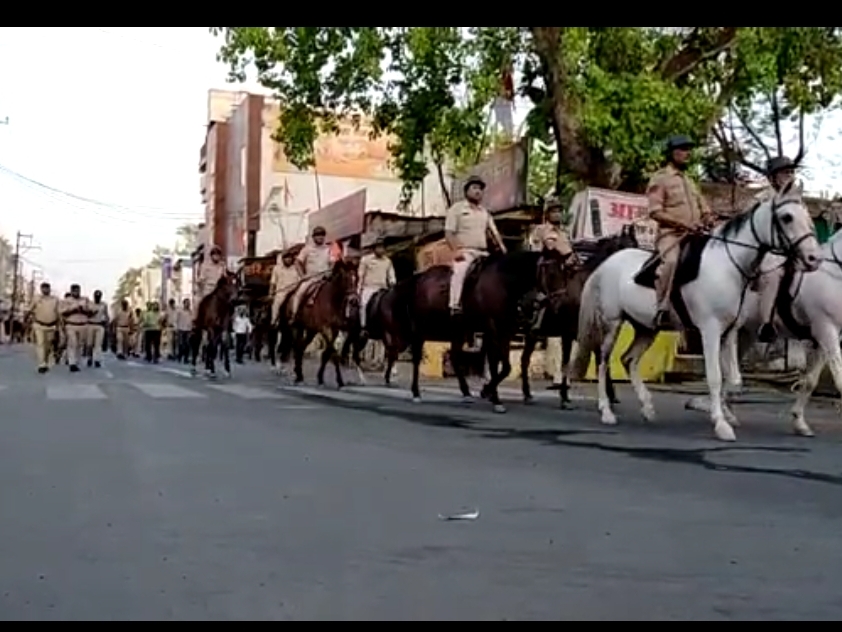 खरगोन दंगों को शांत कराने के लिए फोर्स की तैनाती की गई थी।