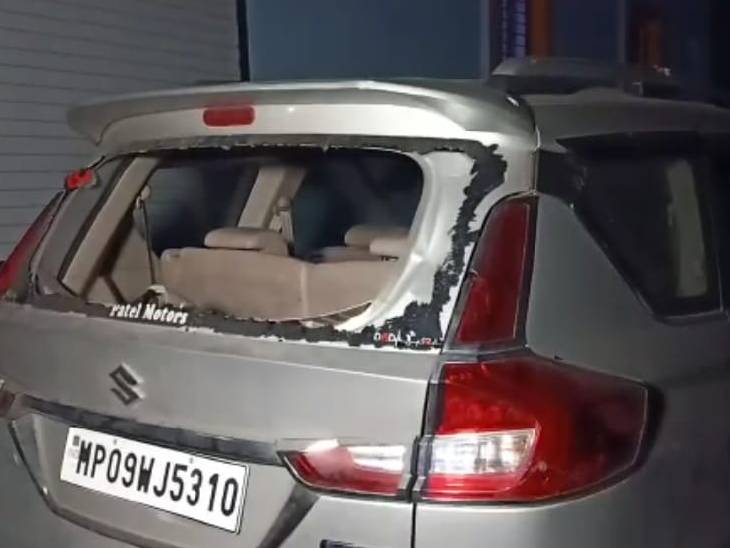 कार के पीछे के कांच फोड़ दिए।