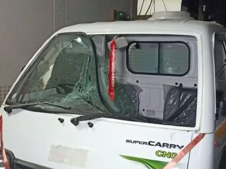 लोडिंग वाहन के आगे के कांच में तोड़फोड़ की।