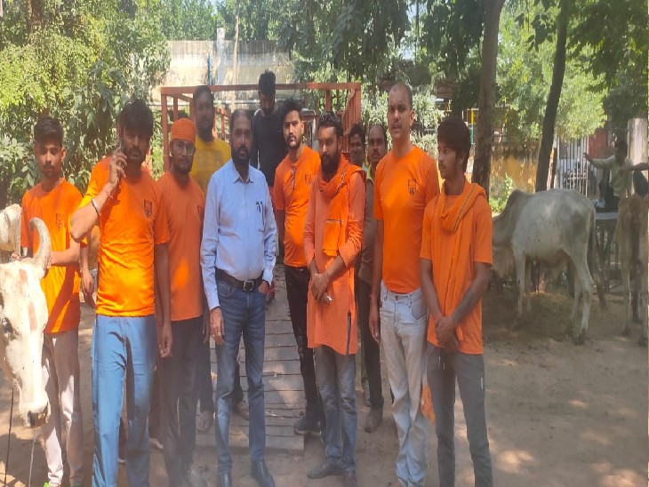 गौशाला में मौजूद निगमायुक्त व अन्य - Dainik Bhaskar