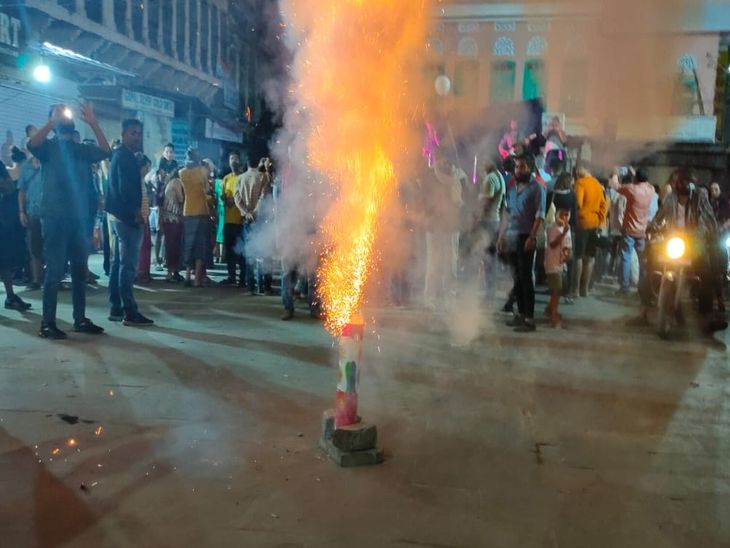 देशी विदेशी पर्यटकों ने कार्यक्रम के दौरान जमकर आतिशबाजी भी की।