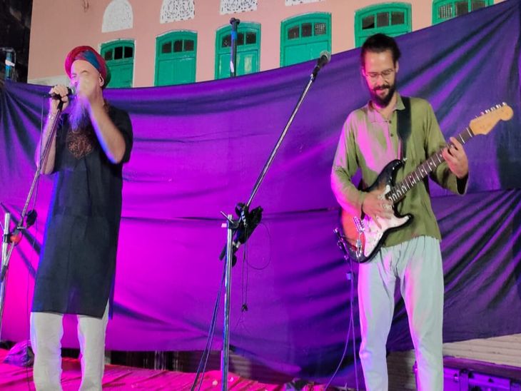 एस्टोनिया के मशहूर म्युजिशियन किल बाबा के साथ गिटार पर कलाकार हयान ने साथ दिया।