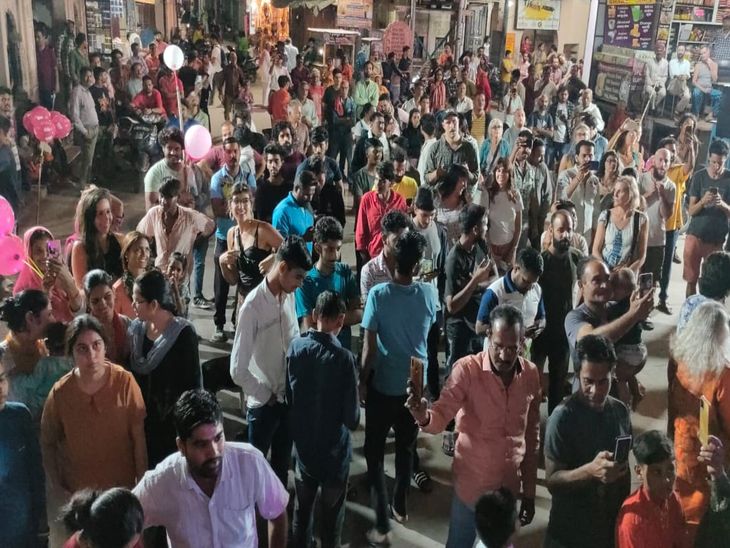 विदेशी पर्यटकों के साथ स्थानीय लोगों के साथ देश के विभिन्न हिस्सों से आए पर्यटकों ने भी खूब एन्जोए किया।