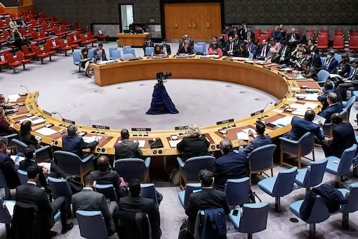 संयुक्त राष्ट्र अपराधियों पर प्रतिबंध लगाकर आतंकवाद का जवाब देता है। UN सुरक्षा परिषद 1267 समिति (सैंक्शन रिजीम) के तहत आतंकियों पर प्रतिबंध लगाता है।