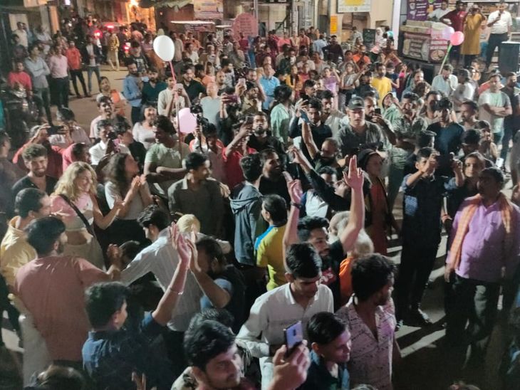 म्यूजिकल नाइट में लोगों की खासी भीड़ रही। विदेशी पर्यटक भी जमकर थिरके।