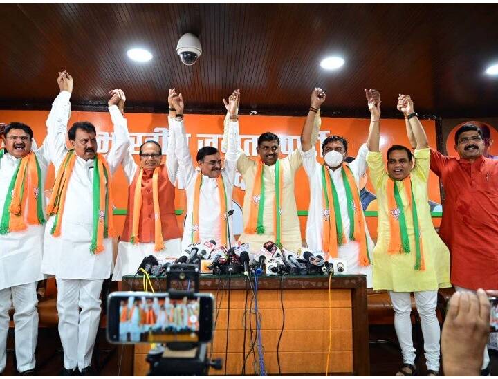 चार महीने पहले जून में सपा विधायक राजेश शुक्ला, बसपा विधायक संजीव सिंह और निर्दलीय MLA राणा विक्रम सिंह ने बीजेपी का दामन थाम लिया था।