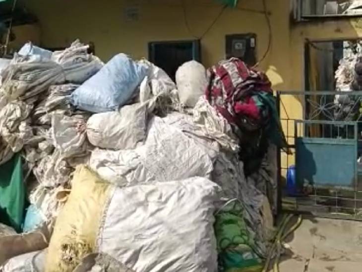 जहां आग लगी वो परिवार कबाड़ का काम करता है।