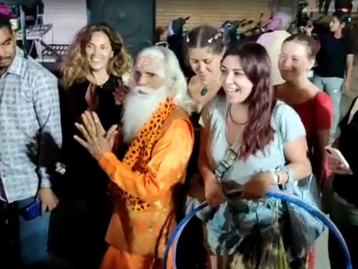दीपदान तथा कैंडल बैलून एवं आतिशबाजी पुष्कर सरोवर पर आयोजित होगी।