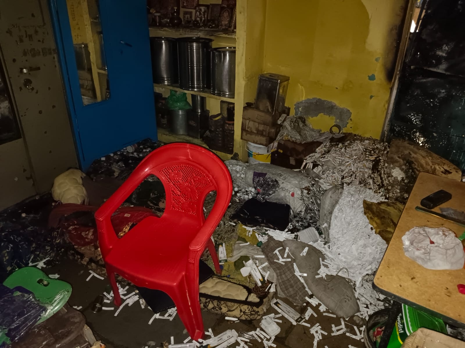 आग से घर का पूरा सामान जल गया।