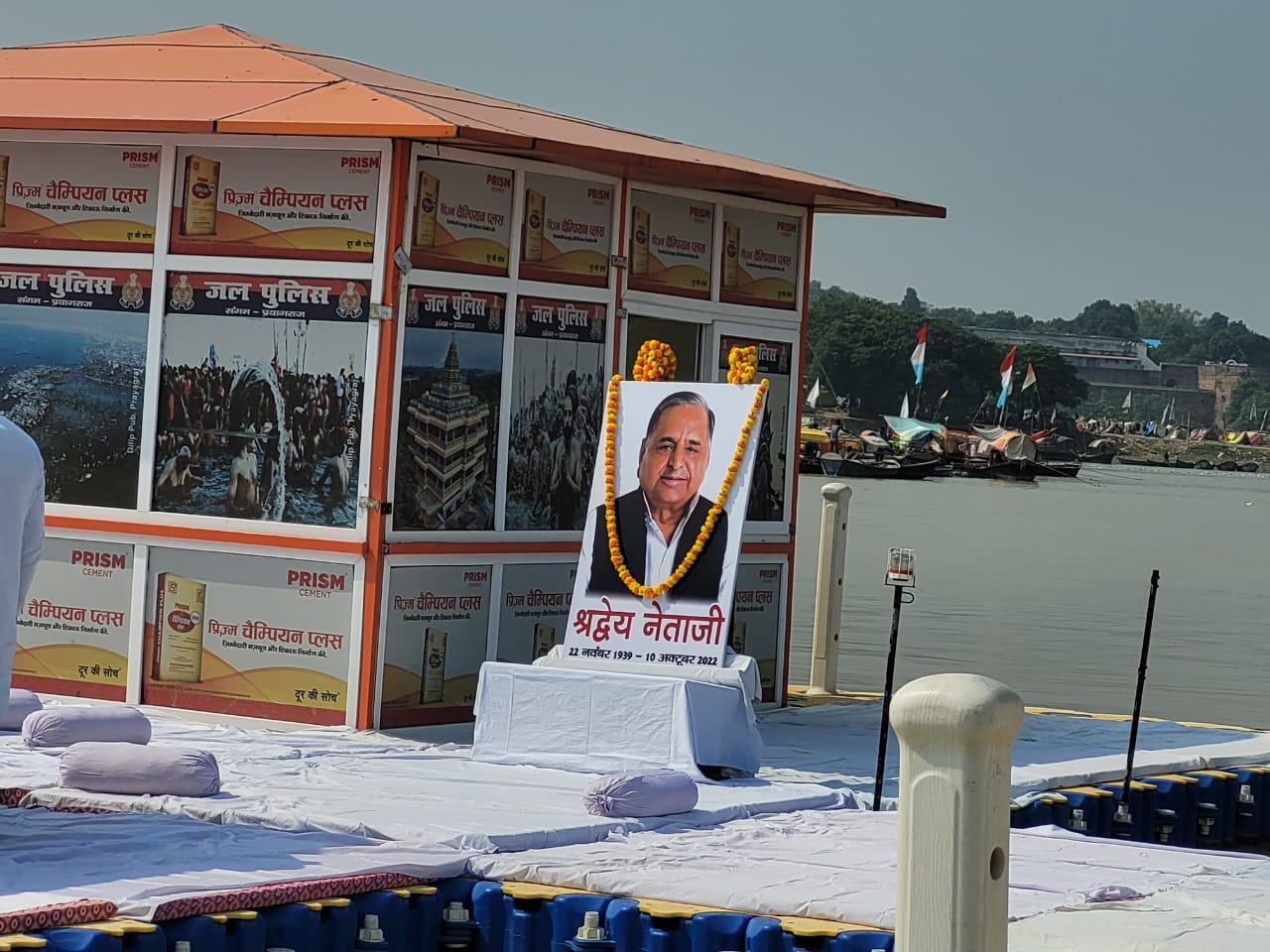 अस्थायी प्लेटफॉर्म पर नेताजी की एक तस्वीर रखी गई है। प्लेटफार्म पर गद्दे और कुशंस बिछाए गए हैं।