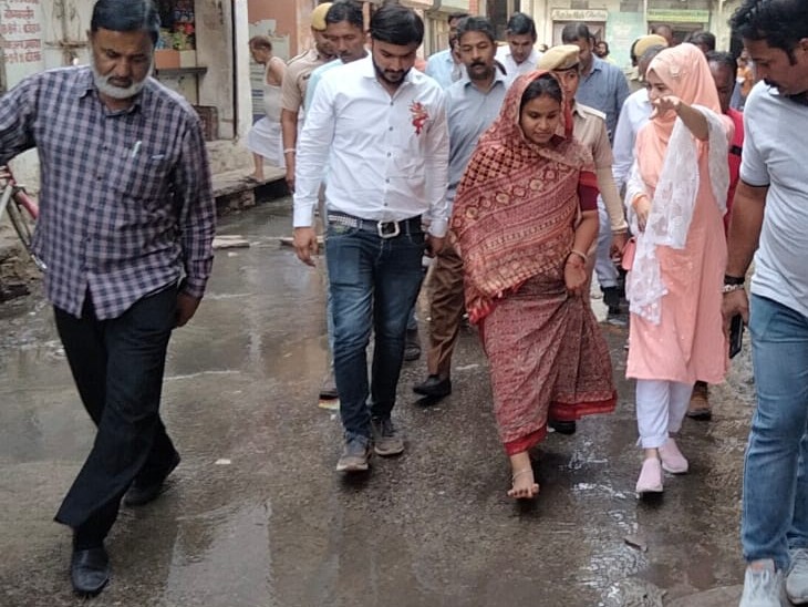 मेयर भी एक दिन पहले वार्ड नंबर 81 के दौरे पर रहीं। यहां अधिकारियों को फटकार लगाई और सीवर संबंधित समस्या सही करने के निर्देश दिए।