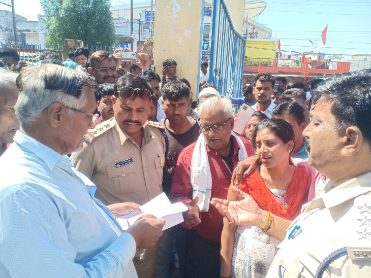 पुलिस की समझाइश पर शांत हुई परिवार के लोग।