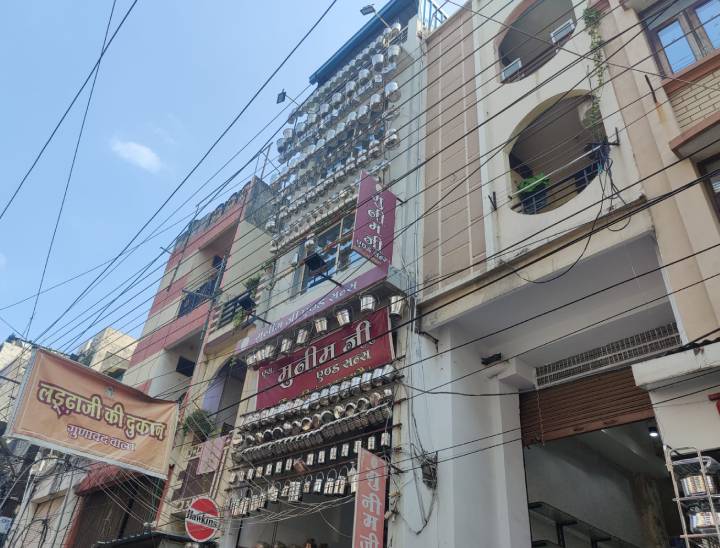 करीब तीन लाख रुपए के बर्तनों से सजाते हैं दुकान