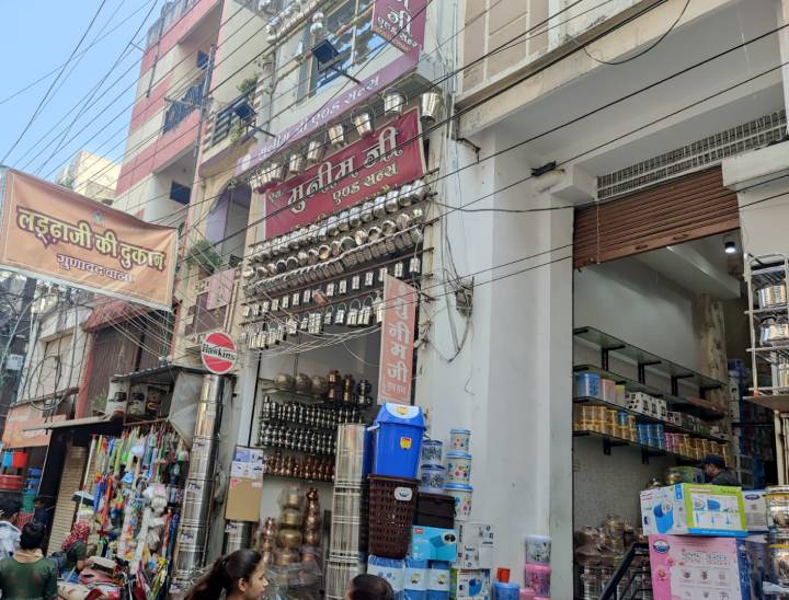 बाजार में कई लोग तो सिर्फ दुकान का डिस्प्ले देखने ही आते हैं।