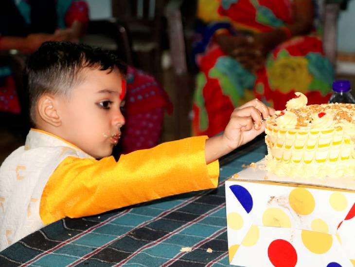 रीवा के स्वागत भवन में संचालित वृद्धाश्रम में केक काटता प्रियांशु तिवारी। जन्मदिन पर प्रियांशु के साथ बुजुर्ग भी खेले और केक खिलाया।