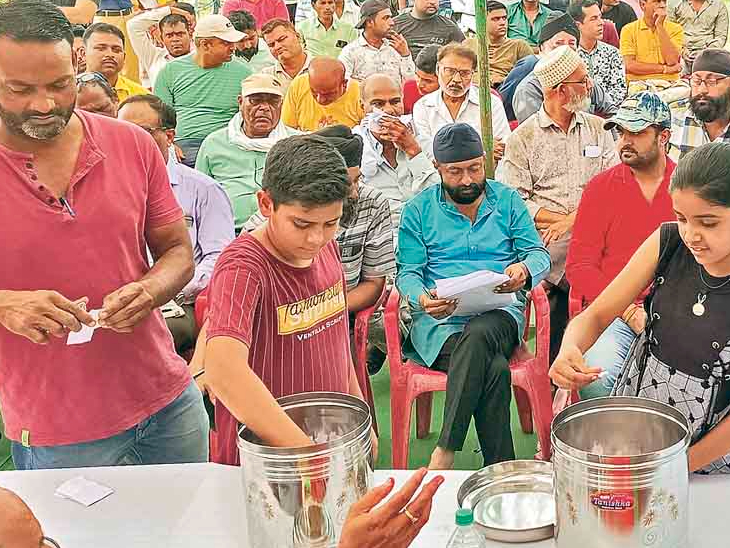 पटाखा दुकान के लिए बच्चाें ने डिब्बे से पर्ची निकालकर लाॅटरी खाेली। - Dainik Bhaskar