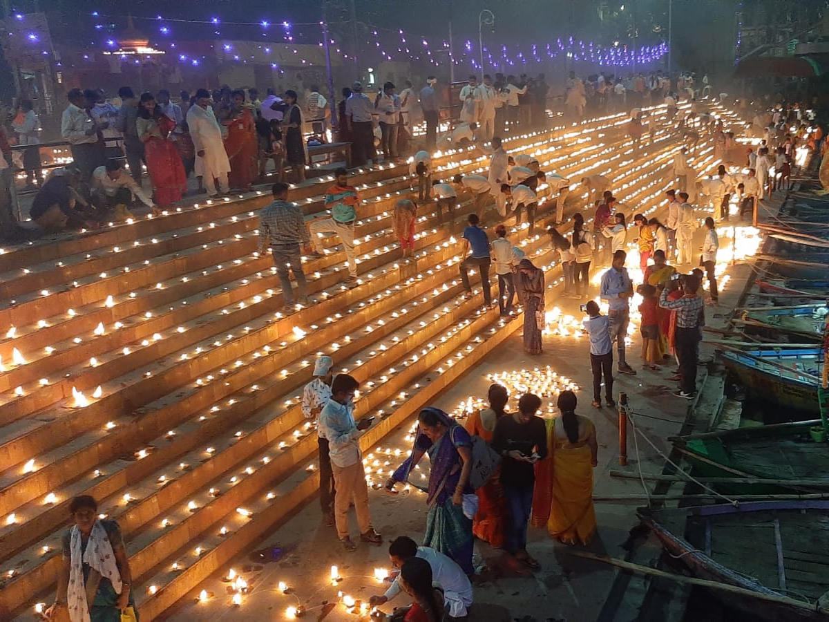 भगवान श्रीराम की तपस्थली चित्रकूट में दीपों की रोशनी से जगमग पावन सलिला मंदाकिनी का तट। मान्यता है कि कार्तिक अमावस्या पर यहां दीपदान करने से प्रभु कृपा प्राप्त होती है।