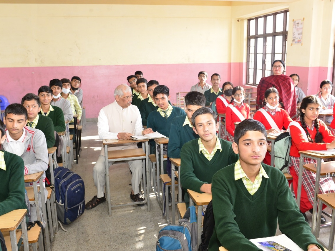 राज्यपाल राजेंद्र विश्वनाथ आर्लेकर शिमला स्कूल में बच्चों की क्लास लेते हुए । - Dainik Bhaskar