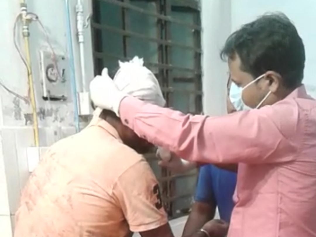 घायलों का इलाज चल रहा है।