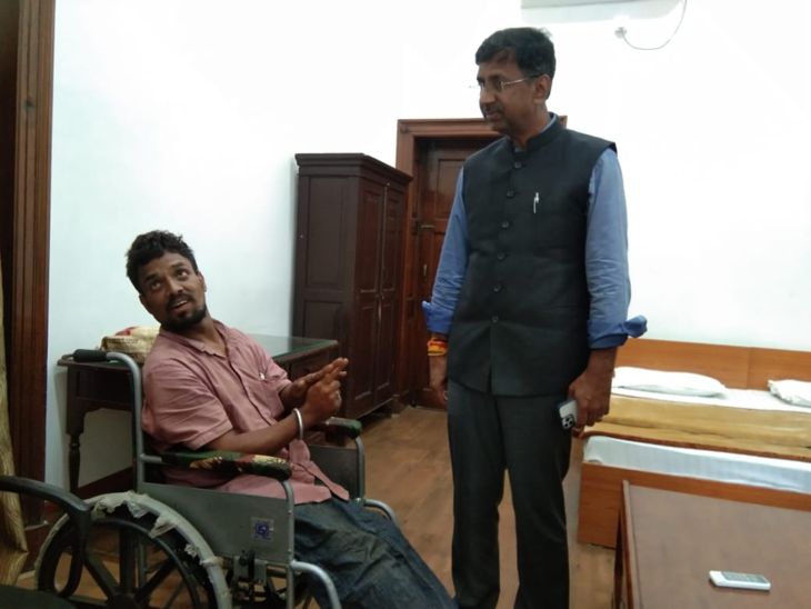 कलेक्टर मनीष सिंह ने दीपक से पूरी समस्या सुनी और किया समाधान।