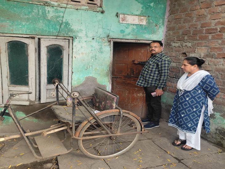 प्रशासन की टीम ने घर जाकर जानकारी जुटाई और आदेश पत्र सौंपा।