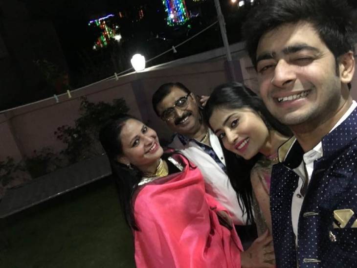 परिवार के साथ वैशाली। वह मितेश से शादी को लेकर खुश थी। दोनों 20 अक्टूबर को ही शादी करने वाले थे।
