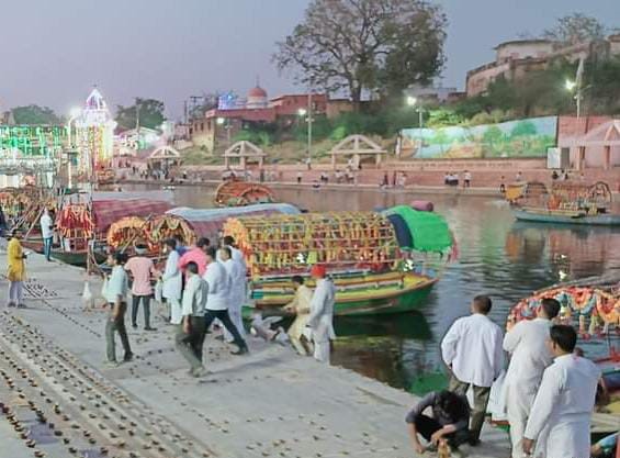 मंदाकनी नदी के तट पर भक्त दीपदान के लिए पहुंच रहे हैं। आस्था की डुबकी लगाकर श्रद्धालु सुख-समृद्धि की कामना से दीपदान कर रहे हैं।